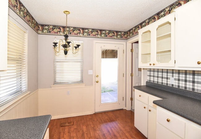 Building Photo - 1023 E Thompson Ave