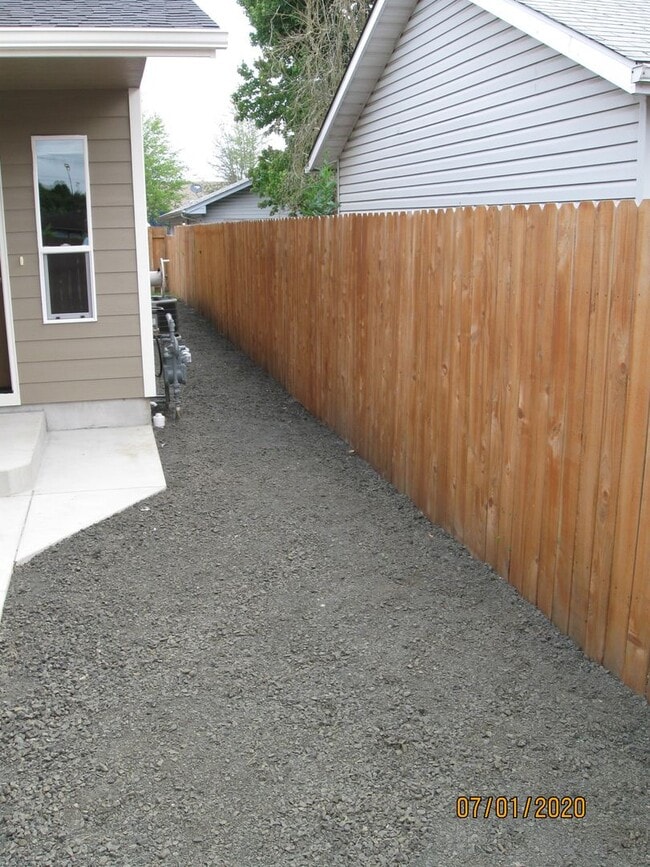 Building Photo - Must See 3 Bedroom with Fenced Yard!