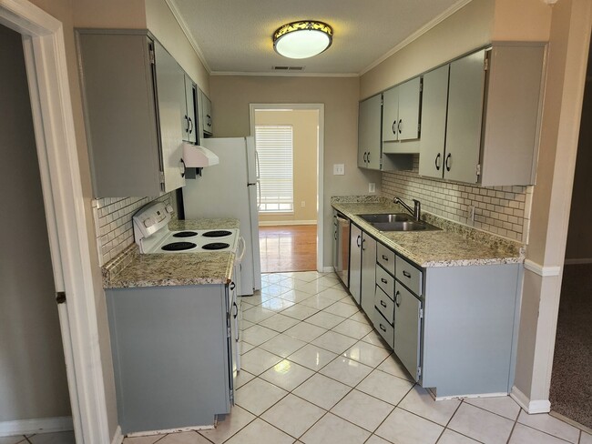 Building Photo - **Available in February " Charming 3 Bedroom 2 Bath Home in Georgetown!