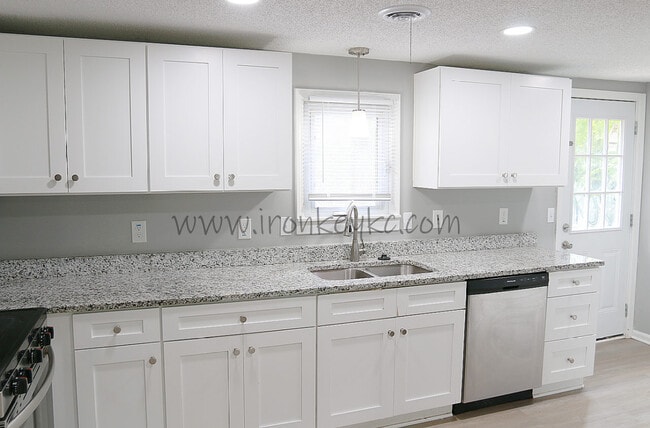 Building Photo - 5231 N Merrimac Ave