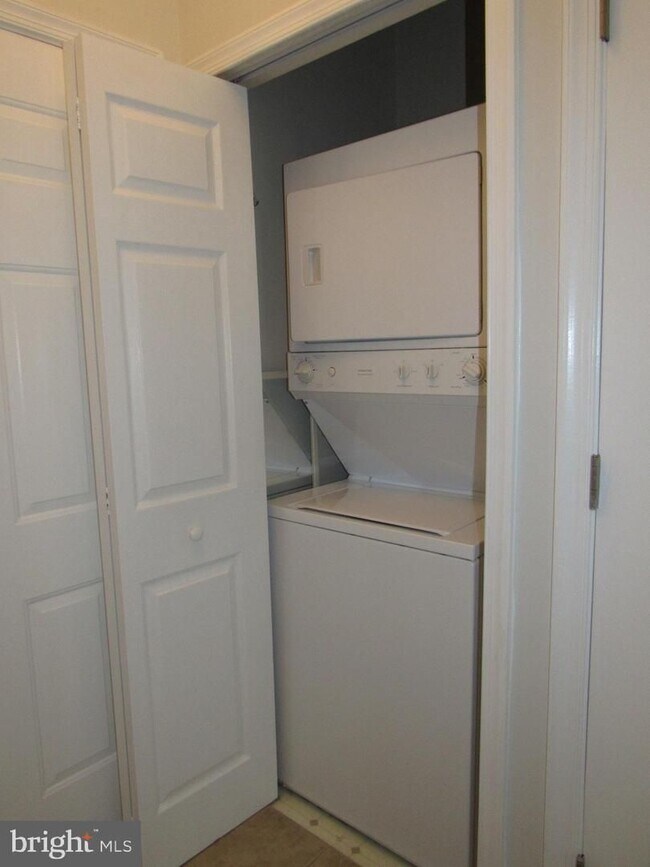 Building Photo - Gorgeous condo in a great location!