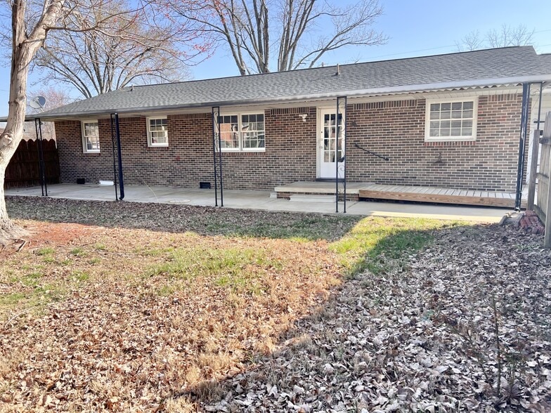 Building Photo - 925 Southgate Dr