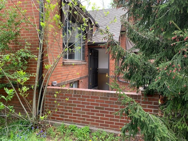 Building Photo - 1422 W Oak St