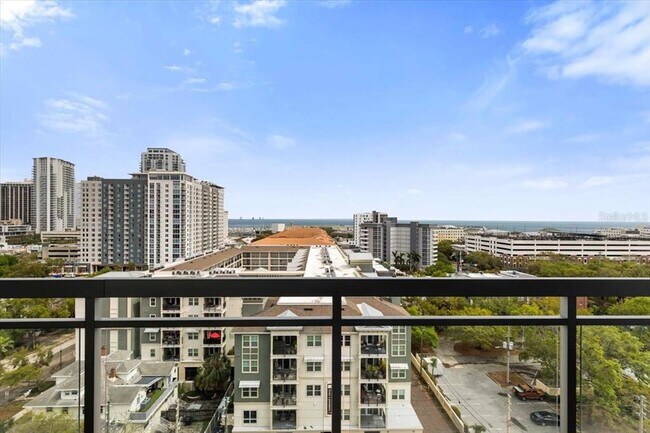 Building Photo - 400 4th Ave S