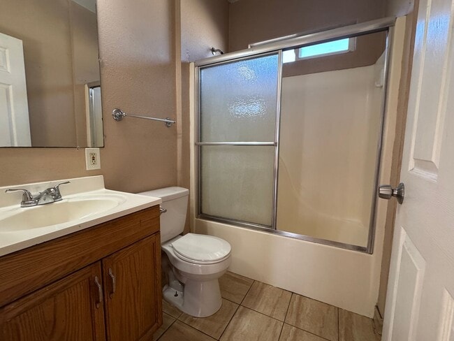 Building Photo - Newly Redone Charming 2 Bedroom!