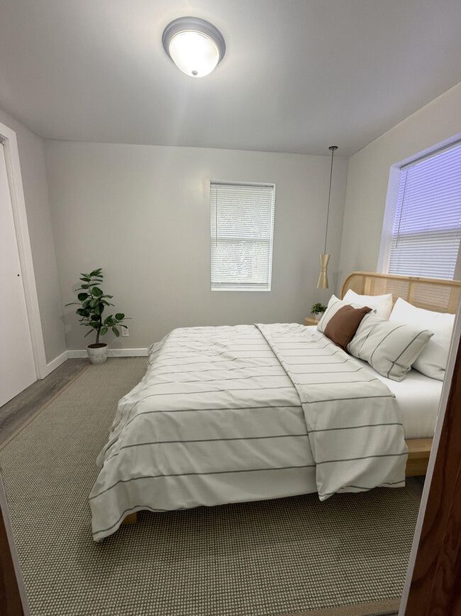 Building Photo - 729 Vine St