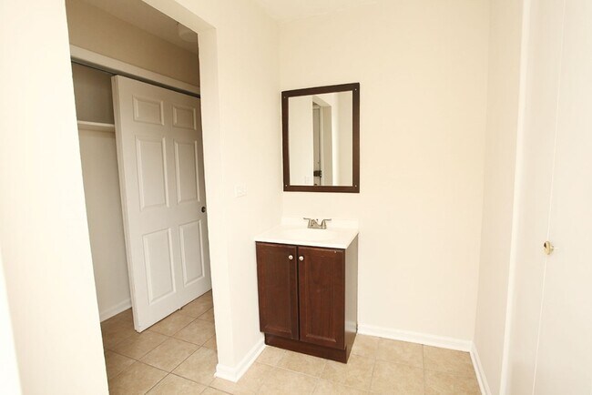 Building Photo - 5847 N Winthrop Ave