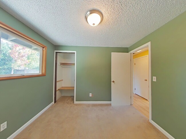 Building Photo - 3 Bedroom House ~ Centrally Located ~ Pet ...