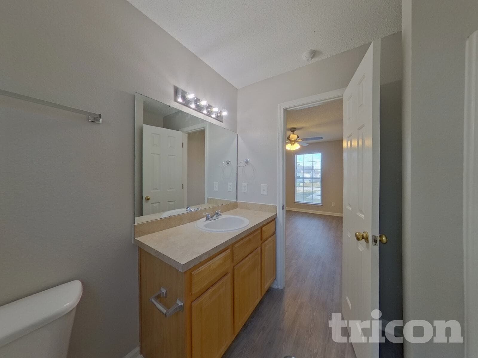 Building Photo - 255 Legend Oaks Dr