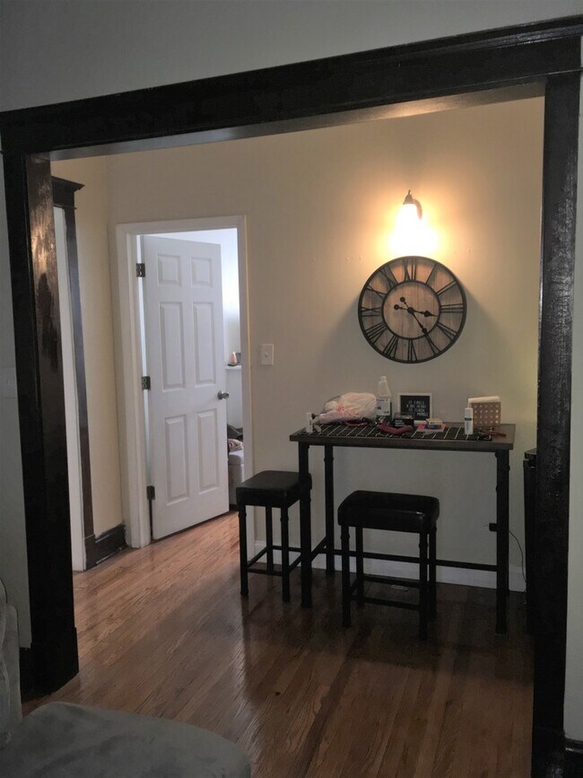 Building Photo - 1959 W Farragut Ave