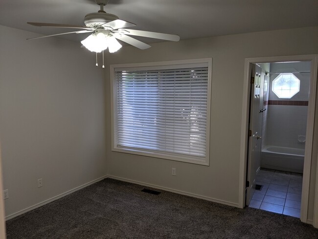Building Photo - Hayden Idaho Condo