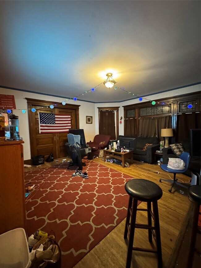 Building Photo - 121 Oak St