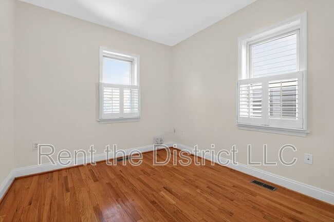 Building Photo - 902 13th St NE