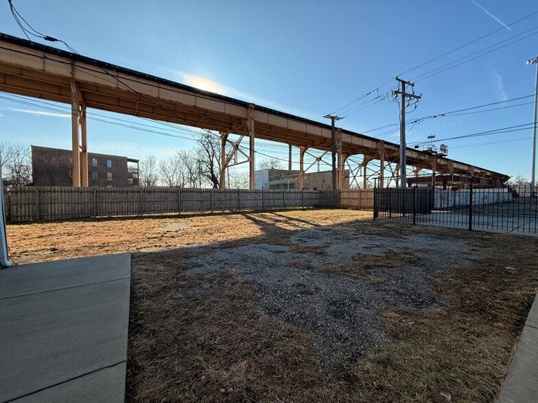 Building Photo - 5906 S La Salle St