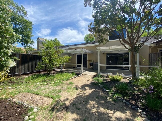 Building Photo - Danville Brookview Duet Townhouse 4 Br., 2...