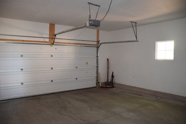 Building Photo - 3 bedroom 2 bath near golf course