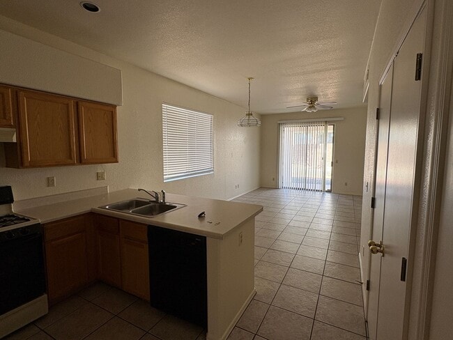Building Photo - 3 Bed 2 Bath Rita Ranch Home