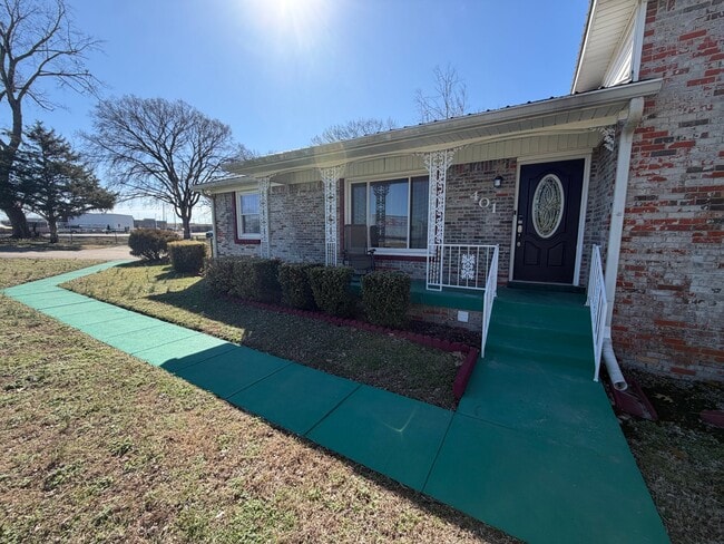 Building Photo - 401 Old Hopkinsville Hwy