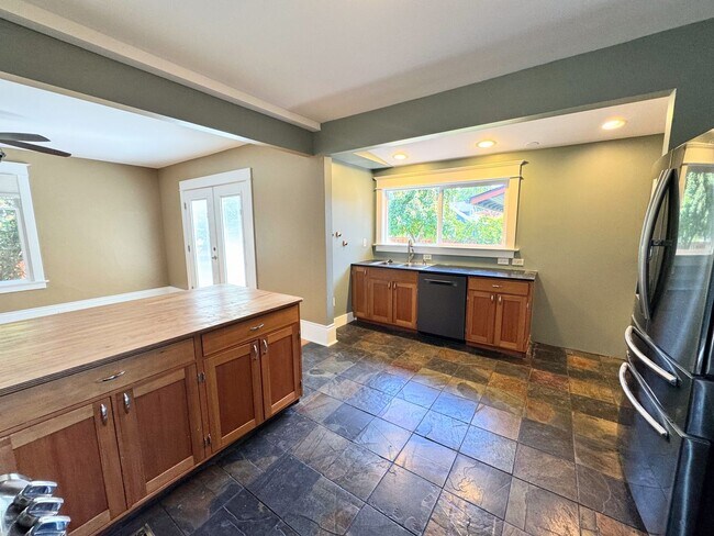 Building Photo - Beautiful 4+ Bed, 3 Bath Crafstman Home with Fenced Yard near St. Johns