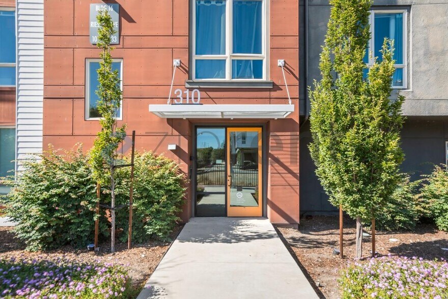 Building Photo - Unit 20