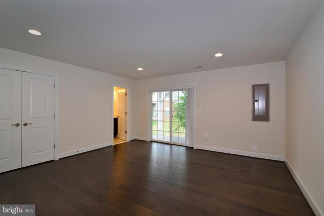 Building Photo - 10684 Viewmont Ln