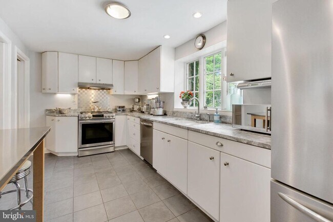 Building Photo - 5113 N Charles St