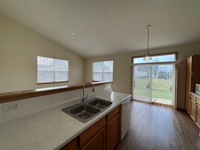 Building Photo - 1991 Westridge Pl