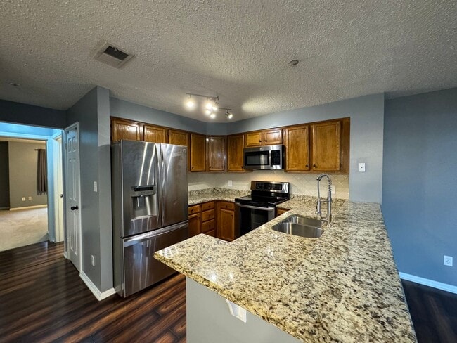 Building Photo - Sophisticated 2 Bed 2 Bath Condo with Loft...
