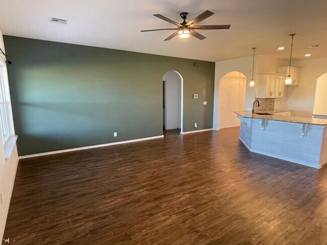 Building Photo - Spectacular 4 bedroom, 2 bath home in Owasso