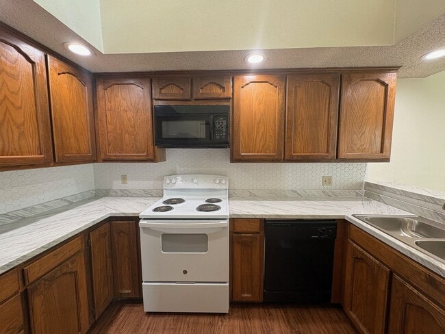 Building Photo - Cozy 2 Bed 1 Bath Duplex Property!