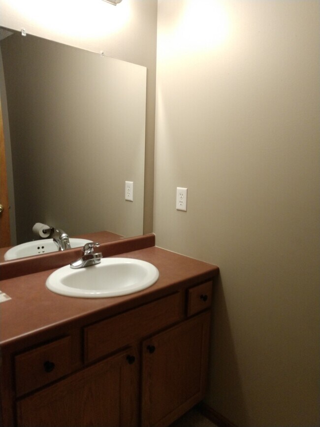 Building Photo - Corner Lot Townhouse on Cul de Sac