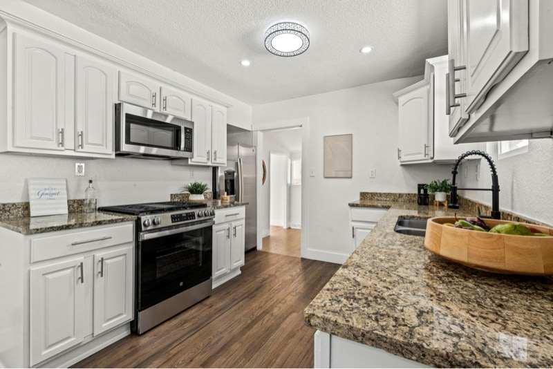 Building Photo - 1557 W Dakota Ave