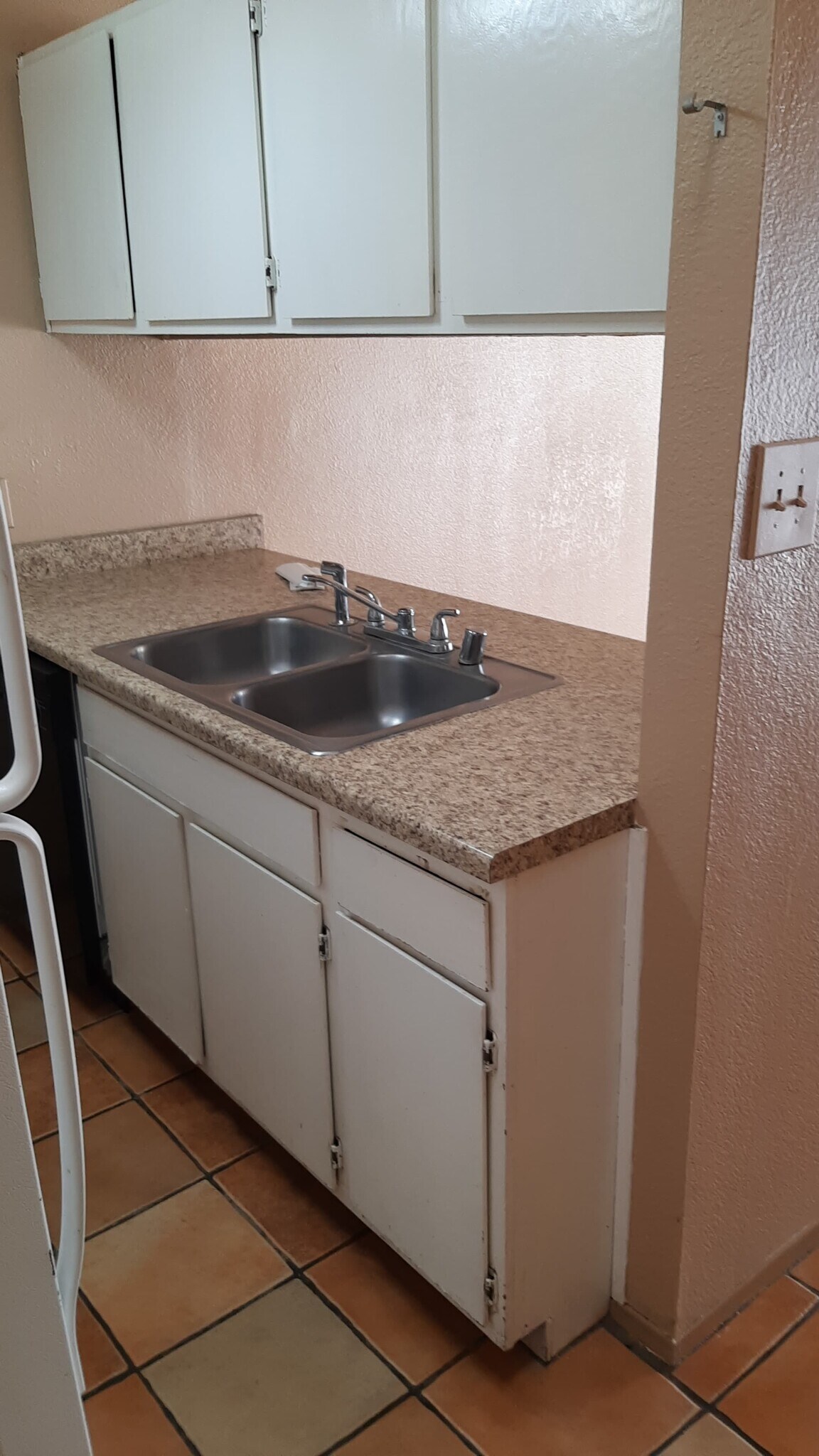 Building Photo - 684 White Cliffs Dr