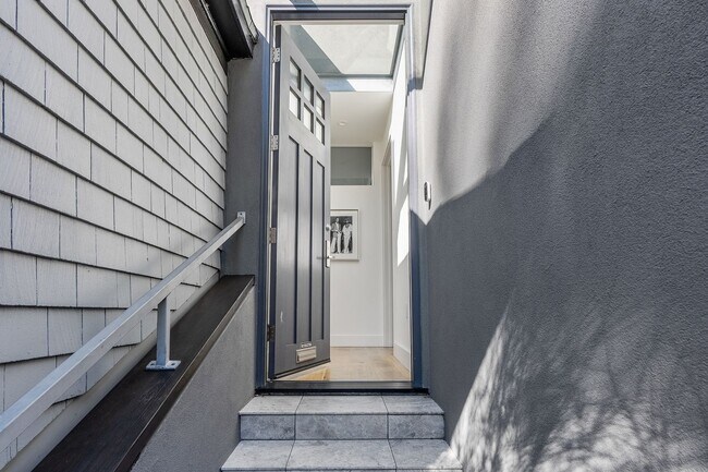Building Photo - Designer Home w/Panoramic Views on Laidley...