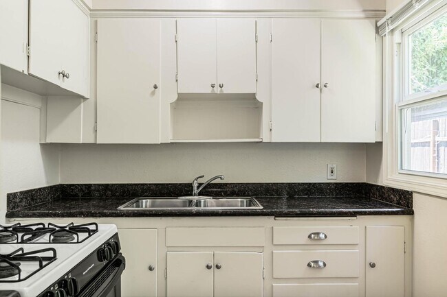 Building Photo - 2 weeks free rent! Beautifully remodeled 1-bdrm/1-bath in 7-plex—Shared laundry, off-street parki...