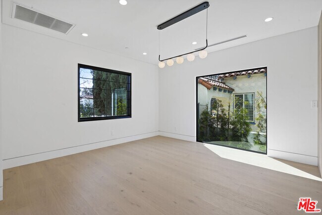 Building Photo - 1161 Stearns Dr