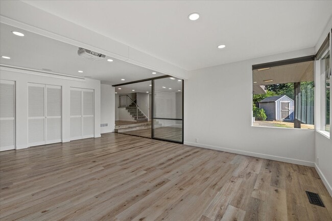 Building Photo - 9 Maple Ln