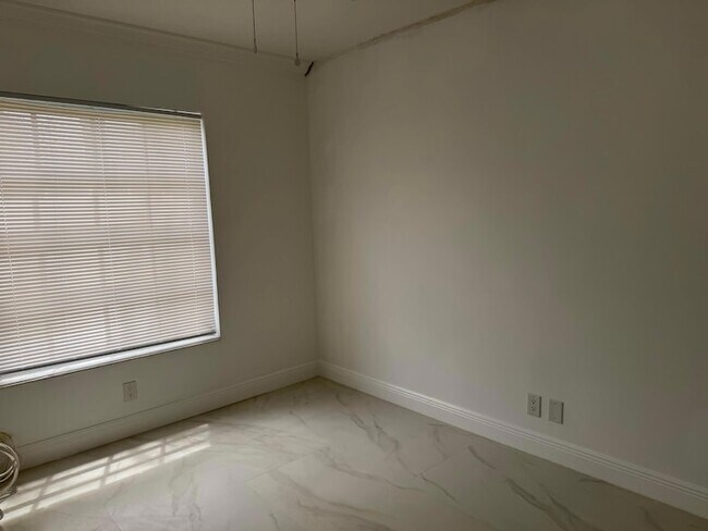 Building Photo - 2161 NE 68th St