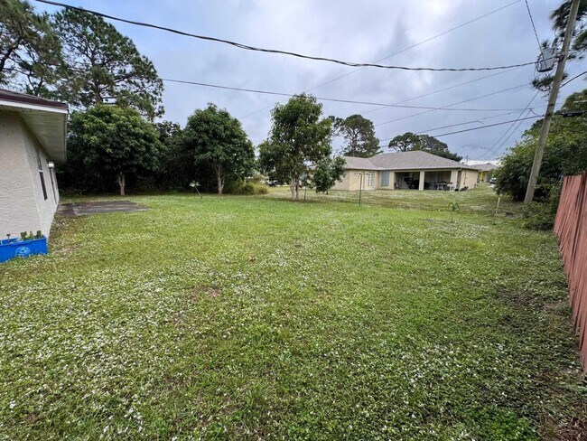 Building Photo - 865 17th Ln SW