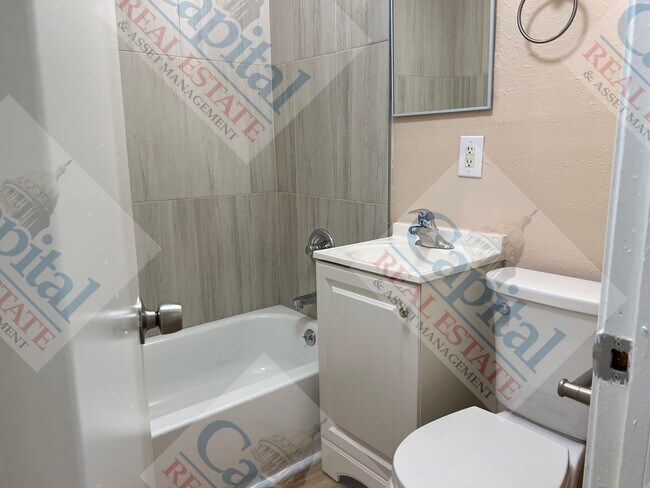 Building Photo - Charming 3 Bedroom