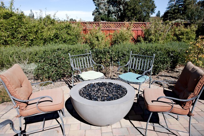 Building Photo - 1215 Altamead Dr