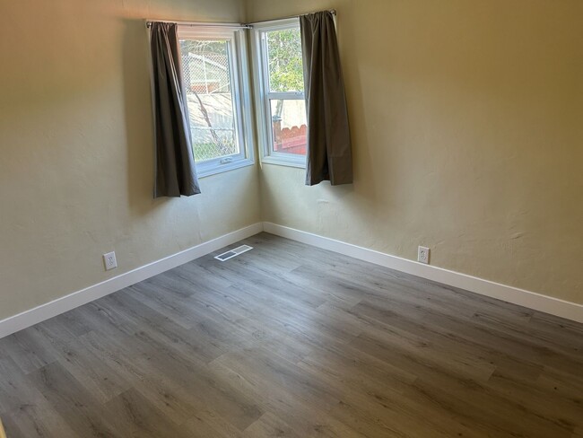 Building Photo - Beautifully Well-Kept 2 Bedroom, 1 Bath Home