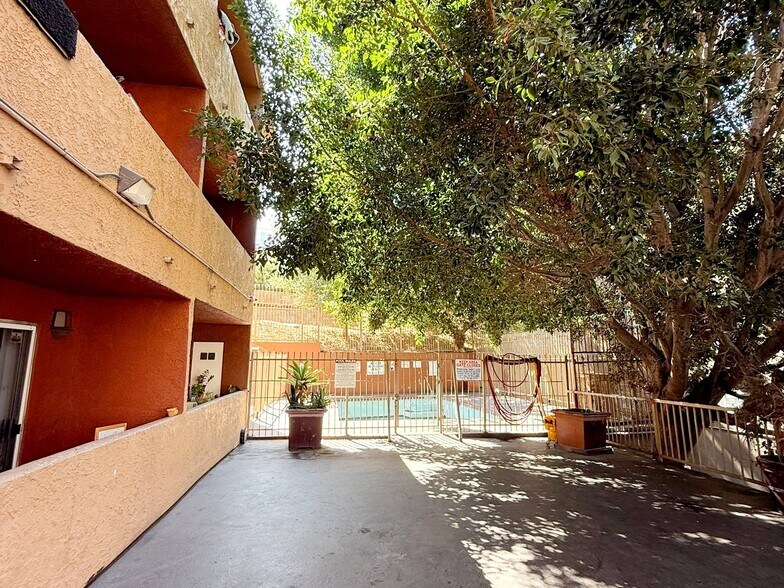 Building Photo - 4688 Huntington Dr S