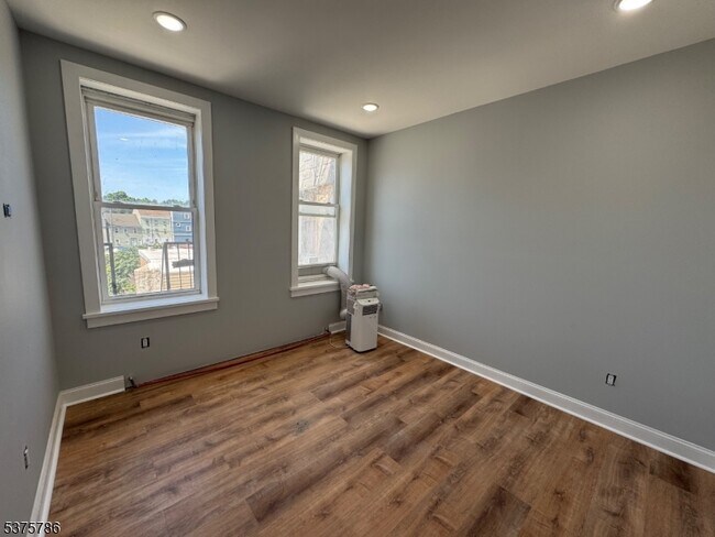 Building Photo - 372 Main St