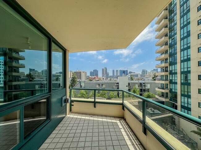 Building Photo - Modern 2 Bed, 2 Bath Condo in the Heart of...
