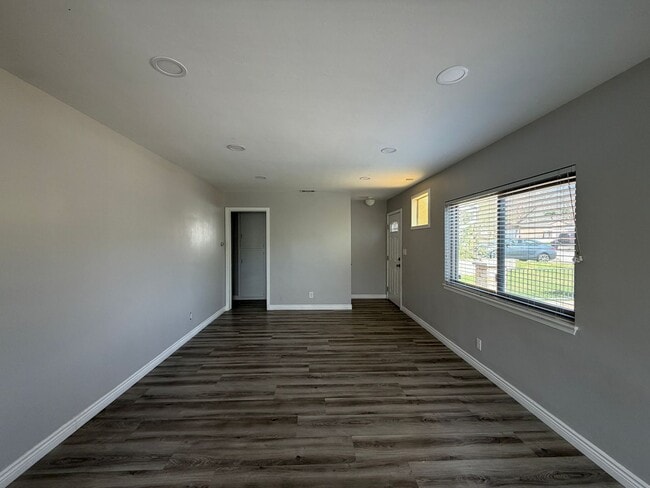 Building Photo - 5034 N Acacia Ave