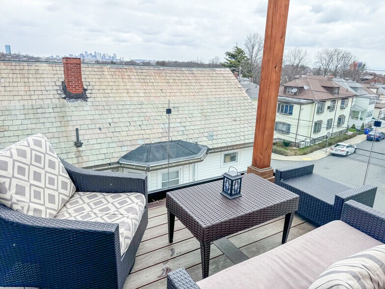 Building Photo - 31 Train St