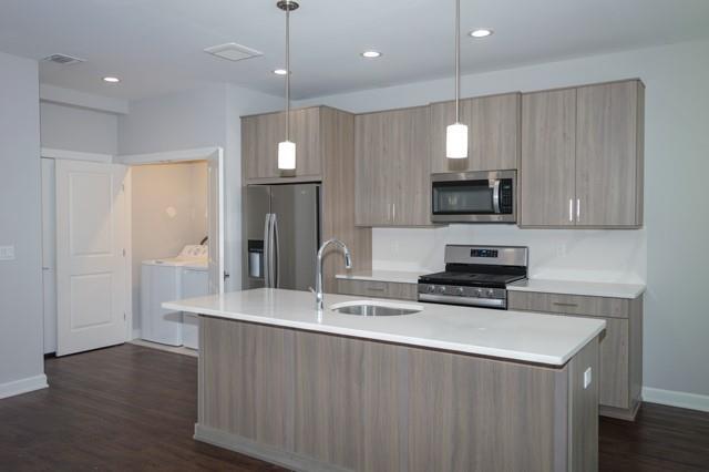 Building Photo - 204 Sutton Ct