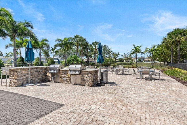 Building Photo - 4200 Hillcrest Dr