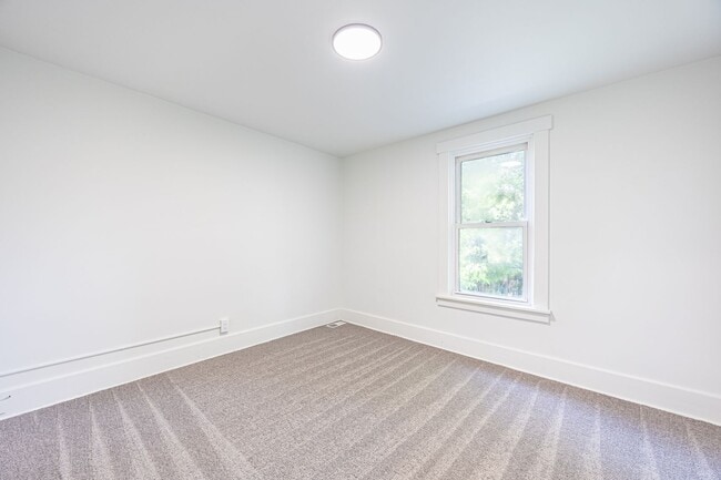 Building Photo - Newly Renovated 5 Bd/2 Bath Home in New Kensington